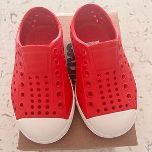 Toddler Natives, Red. Size 7.
